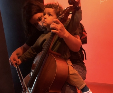 Мама с ребенком занимаются музыкой 